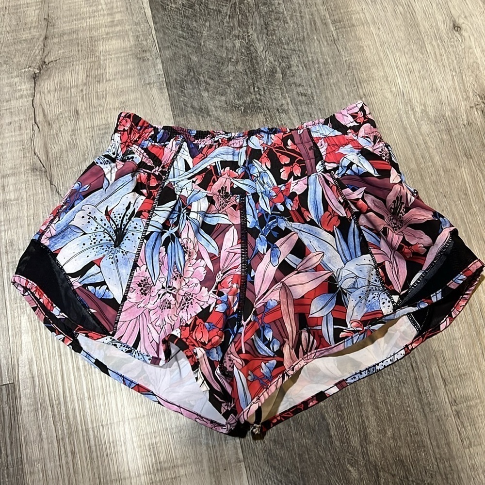🛍️BOGO FREE Lululemon Hotty Hot Lush Lillies Multi Black size 2 - Picture 2 of 11
